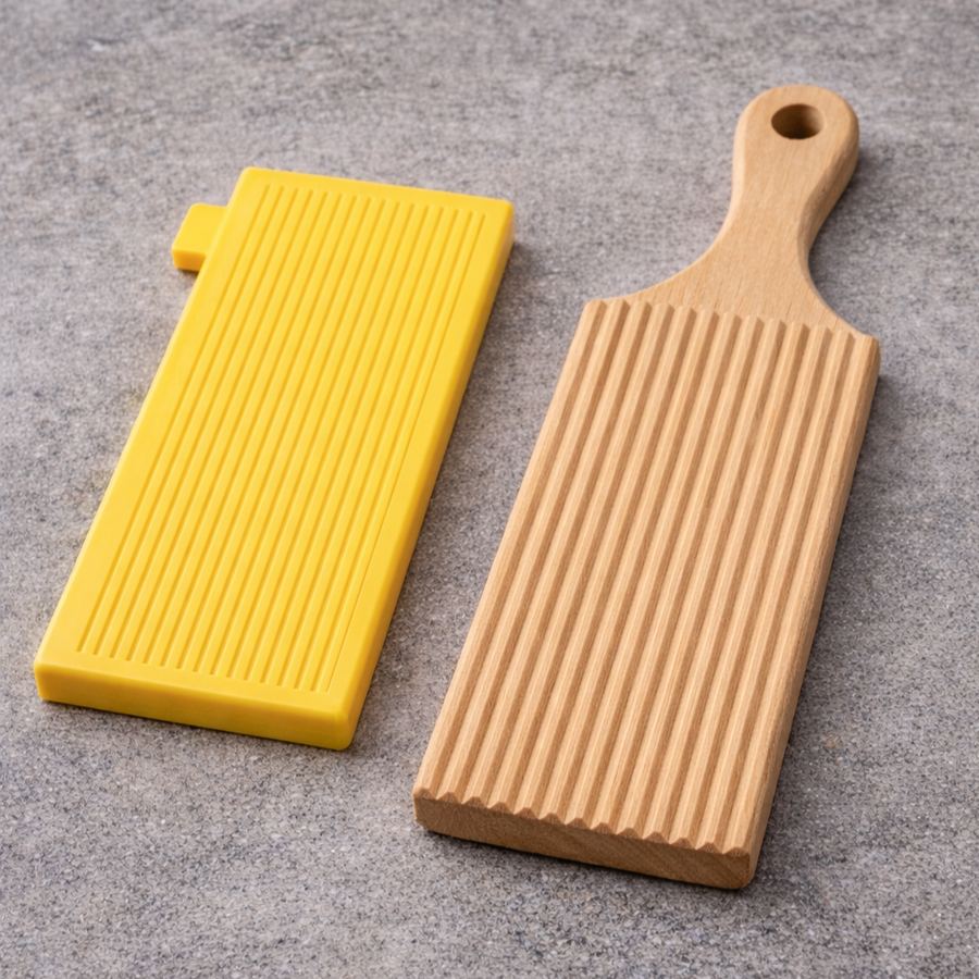 Basic gnocchi boards in plastic and pale softwood with straight grooves